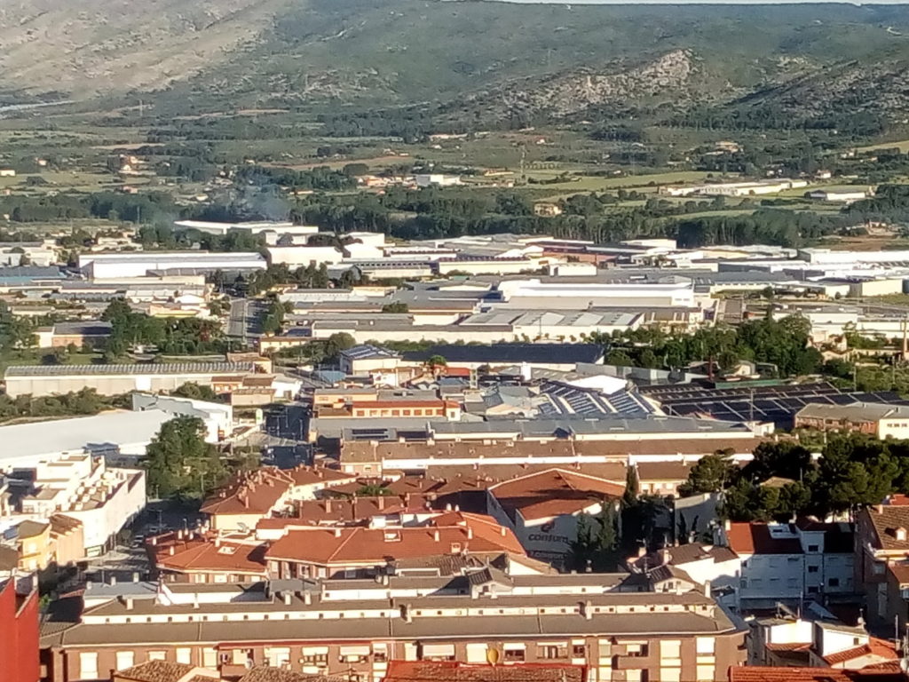 Los bomberos intervienen en un incendio industrial en Banyeres