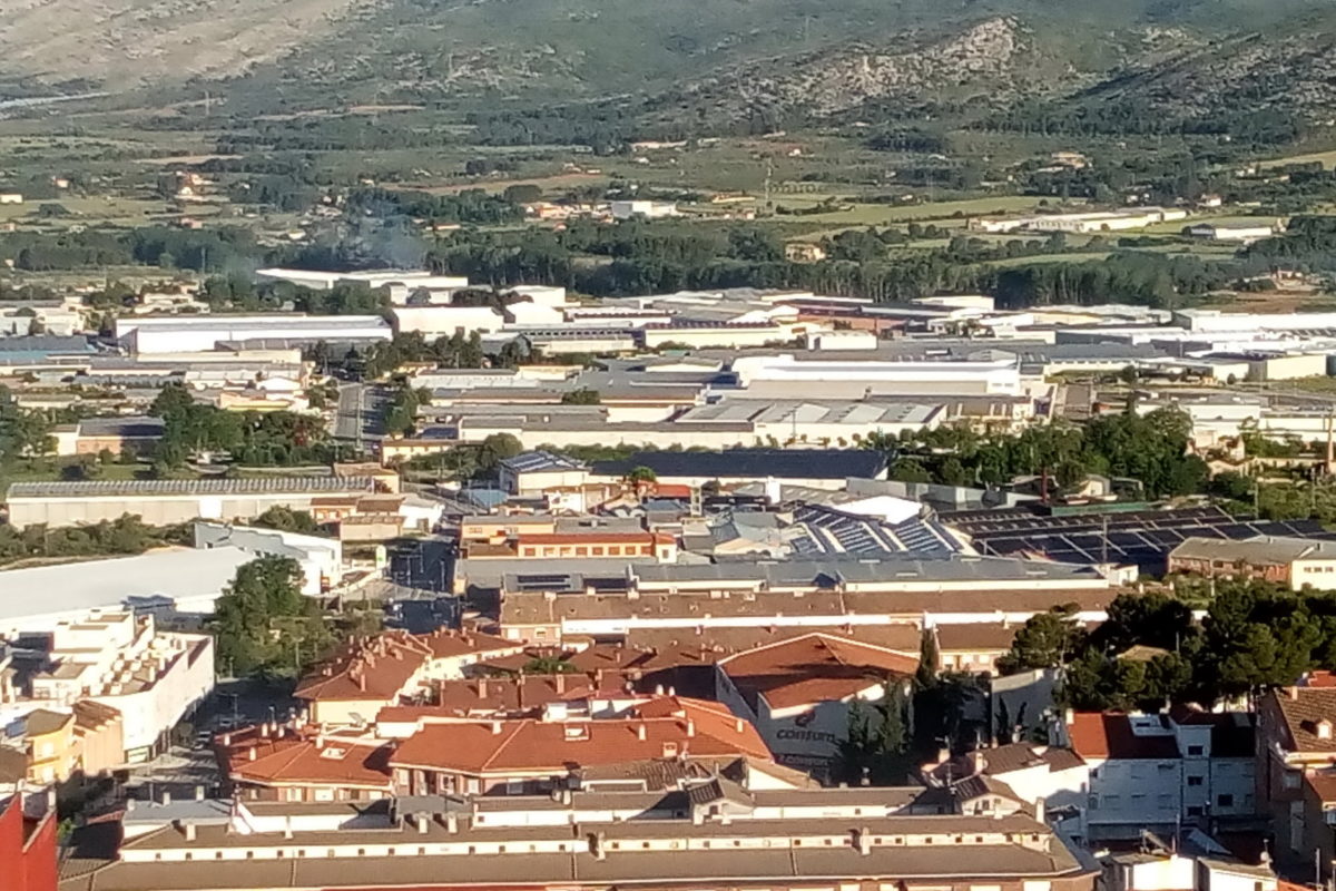 Los bomberos intervienen en un incendio industrial en Banyeres