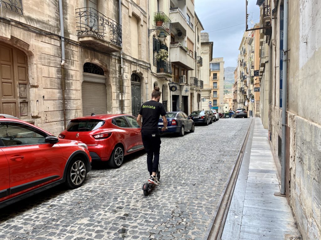 Joven circulando con un patinete eléctrico