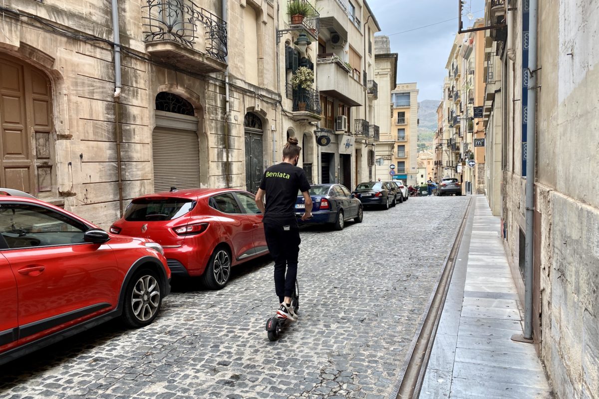 Joven circulando con un patinete eléctrico