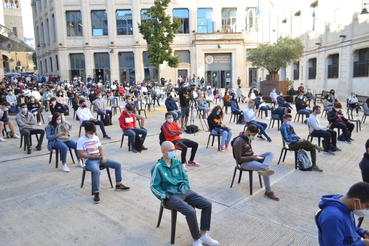 Dóna la benvinguda als nous estudiants a Alcoi