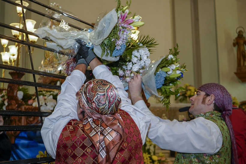ofrenda de flores a la Virgen de los Lirios