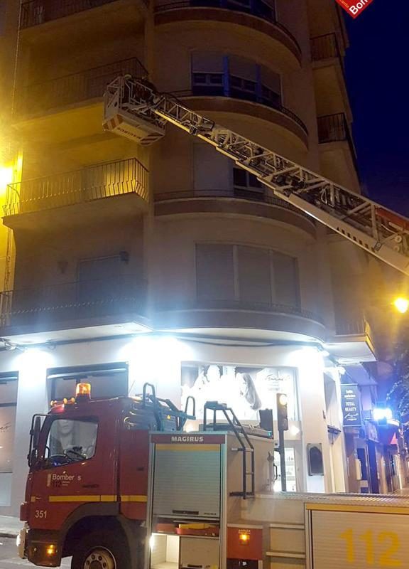 Se desprende parte de una cornisa de un edificio