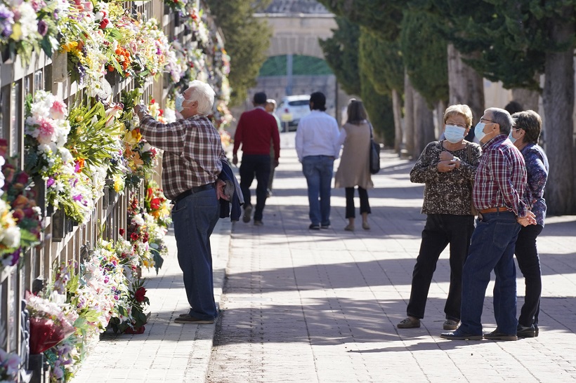 Els alcoians no han faltat a la tradicional visita al cementeri.