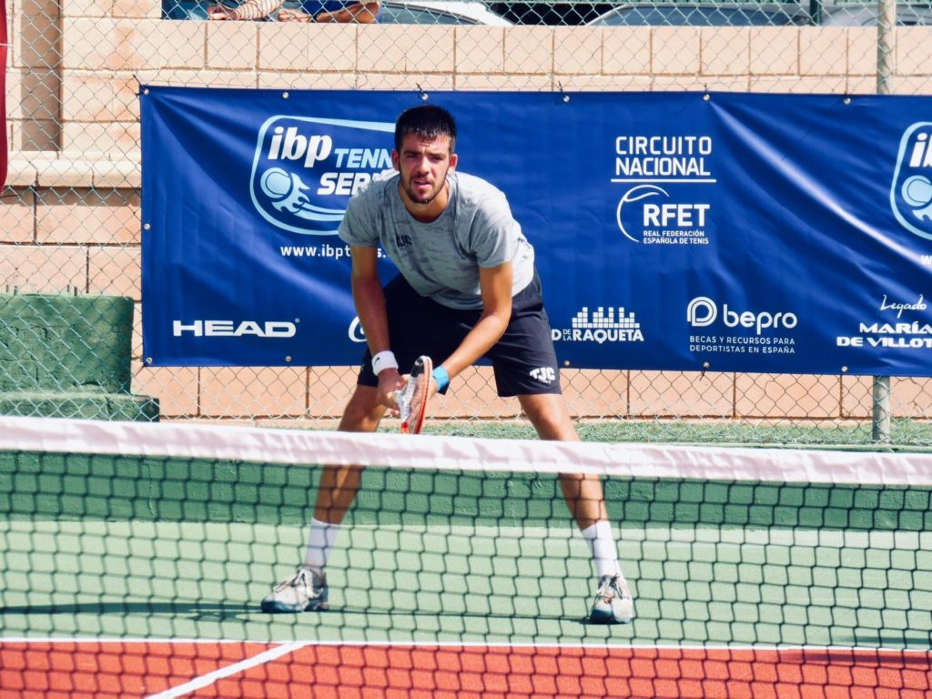 Carlos Matarredona regresa a Estados Unidos donde juega al tenis y cursa estudios universitarios de economía