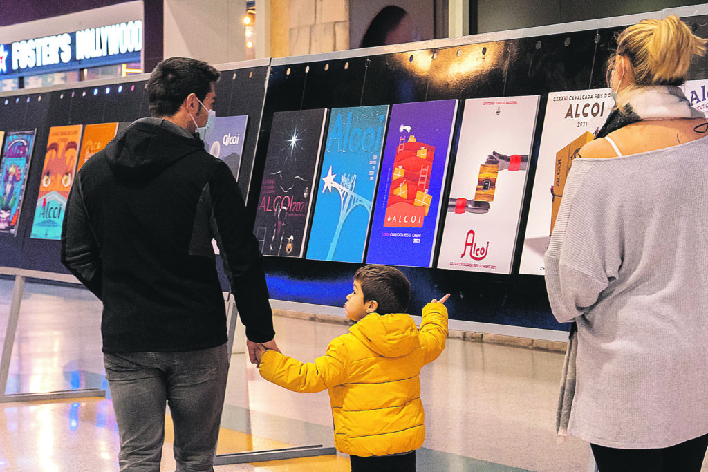 Mostra de cartells en el Centre Comercial Alzamora