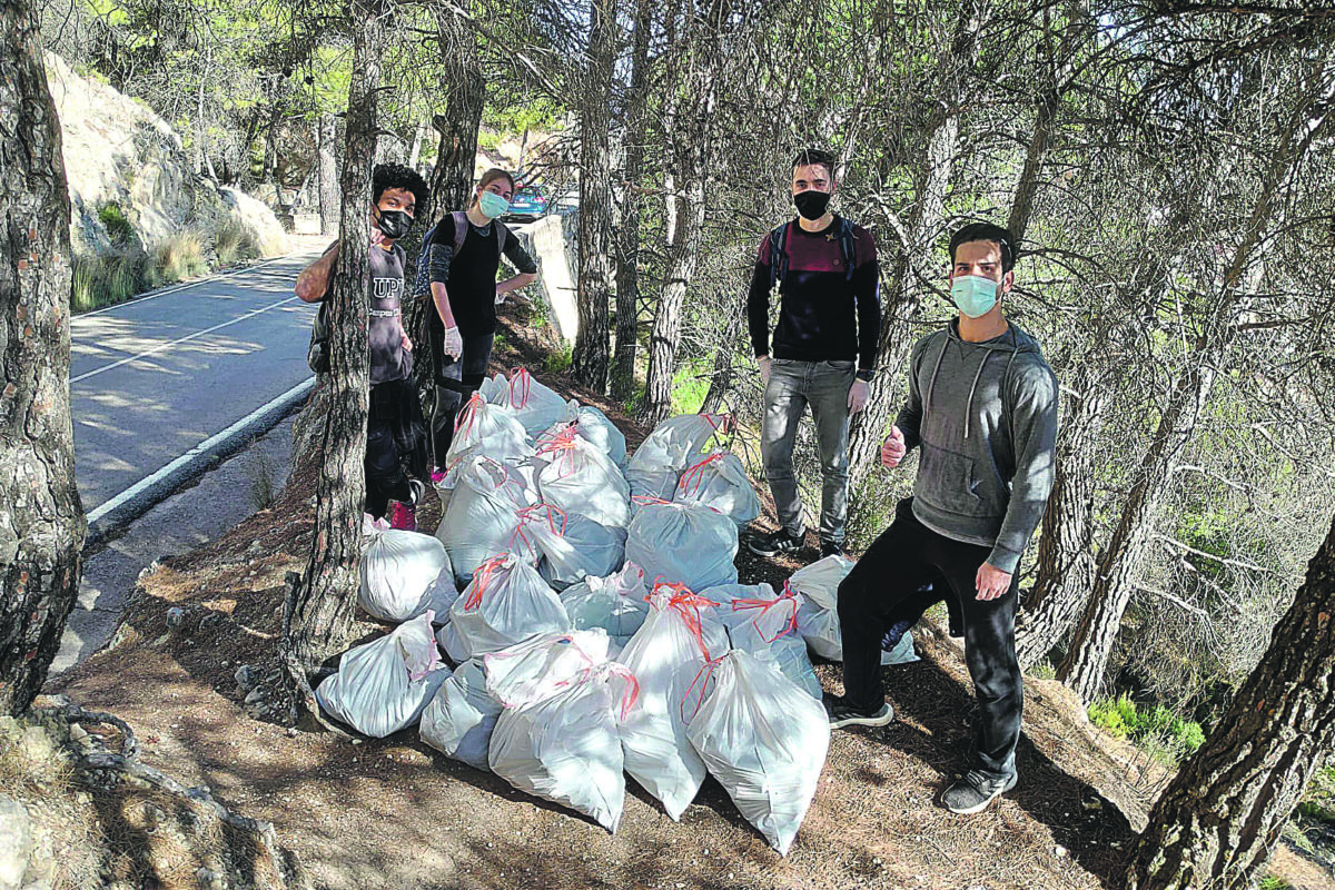 Recogida de 24 bolsas de basura en el Preventorio