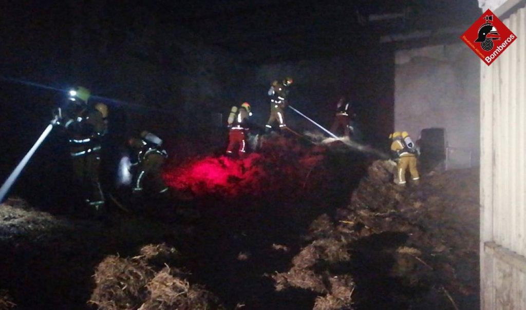 Los bomberos sofocan un incendio en un pajar de Castalla