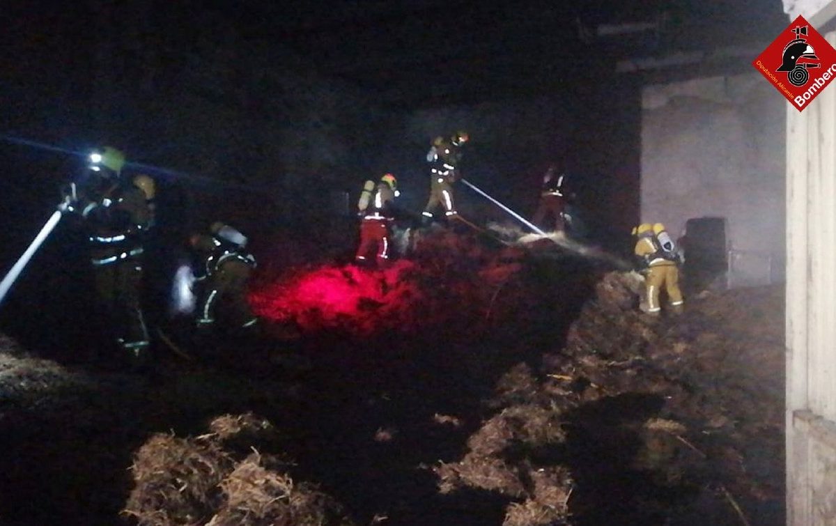 Els bombers sufoquen un incendi en un paller de Castalla