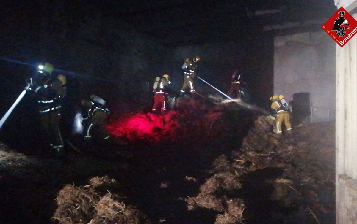 Los bomberos sofocan un incendio en un pajar de Castalla