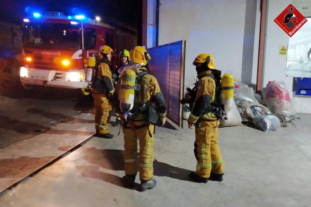 Los bomberos intervienen en un incendio en Hilaturas Ferre