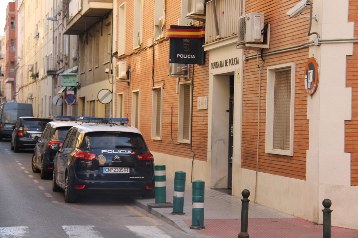 Tres encaputxats assalten una botiga de llepolies i agredeixen al dependent a Alcoi