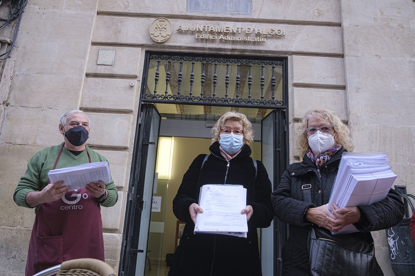 Presentadas mil firmas contra la peatonalización en el Centro de Alcoy