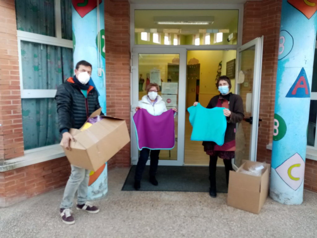 700 mantas-poncho para los escolares de Banyeres