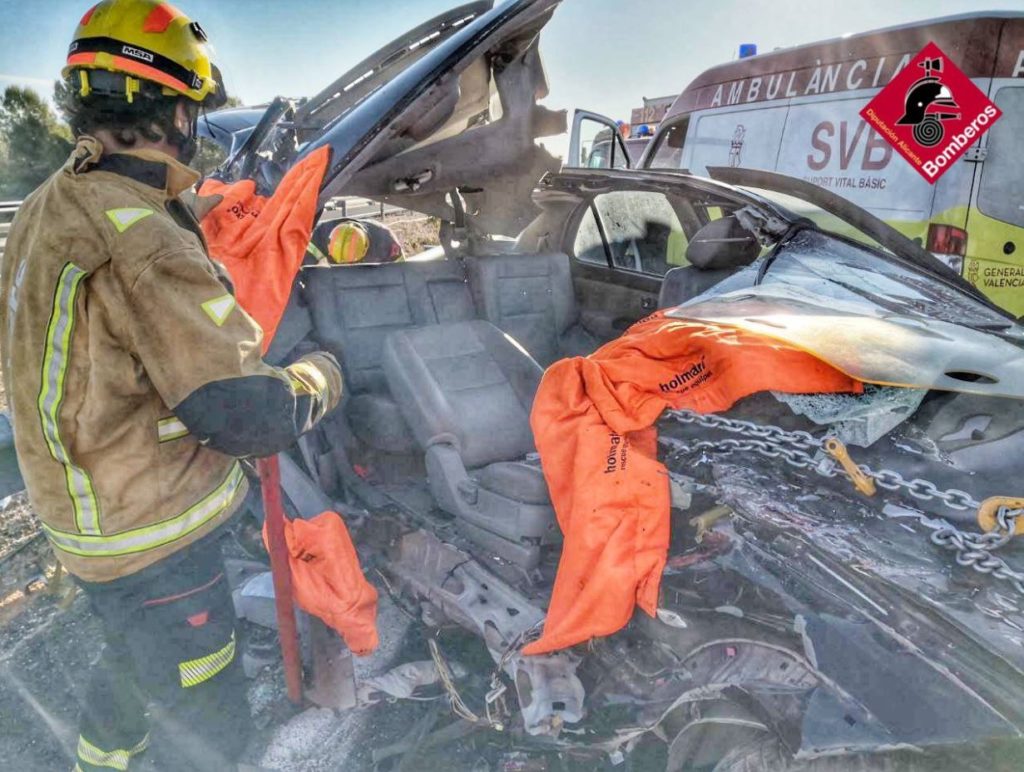 Accidente entre un coche y un camión deja dos heridos