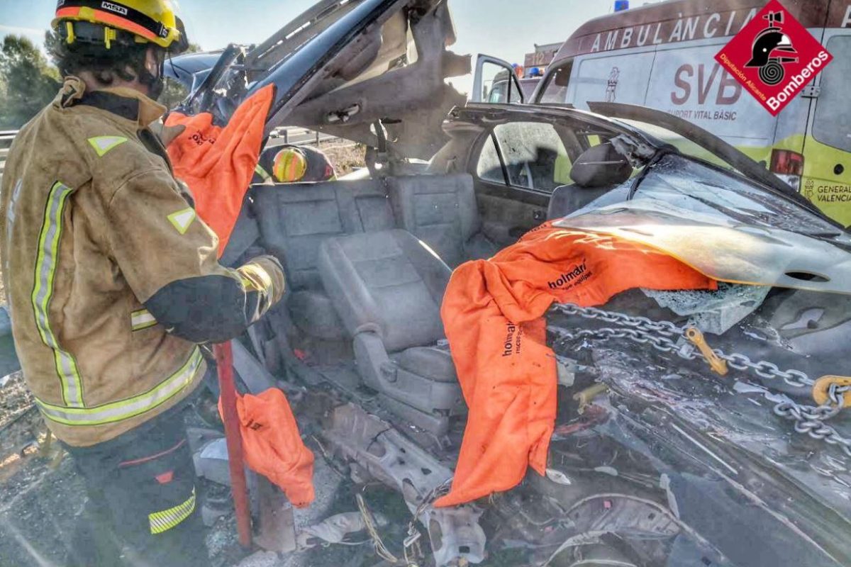 Accident entre un cotxe i un camió deixa dos ferits