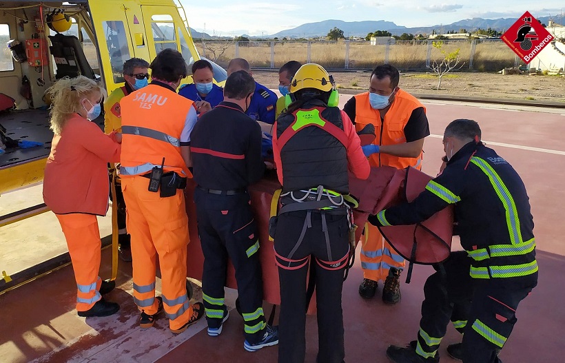 Un helicóptero evacúa a un senderista en el Maigmó