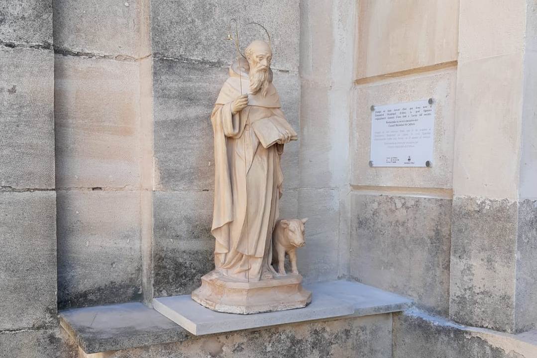 La imatge de Sant Antoni ja llueix restaurada
