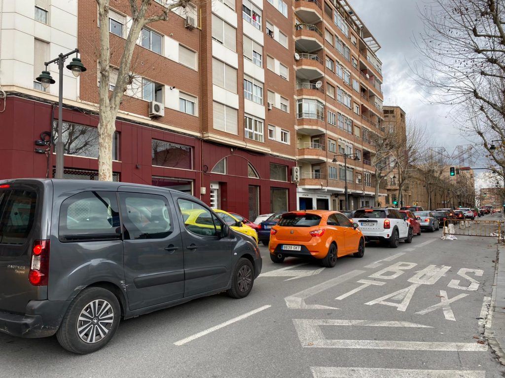 Largas colas de coches en los accesos y salidas de Alcoy