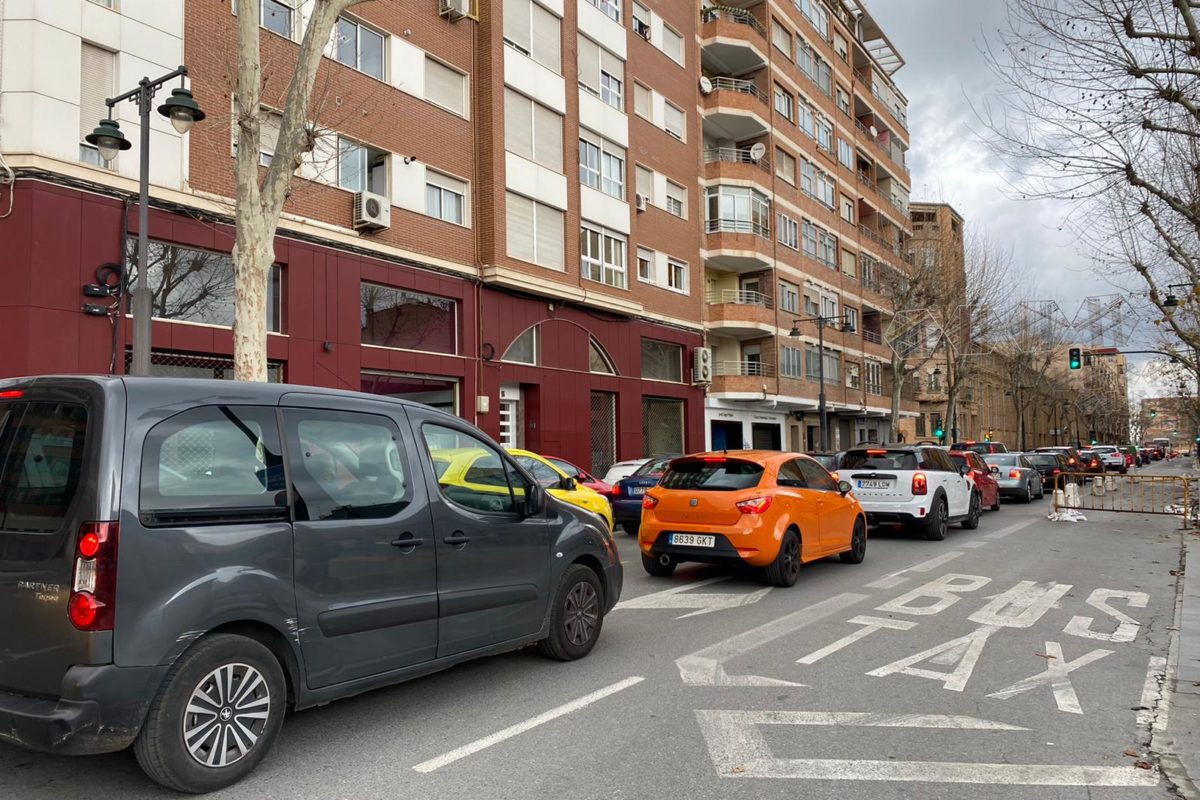 Largas colas de coches en los accesos y salidas de Alcoy