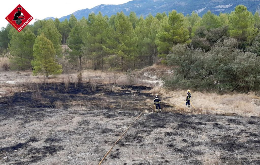 Extingit l'incendi descontrolat de cultius a Alfafara