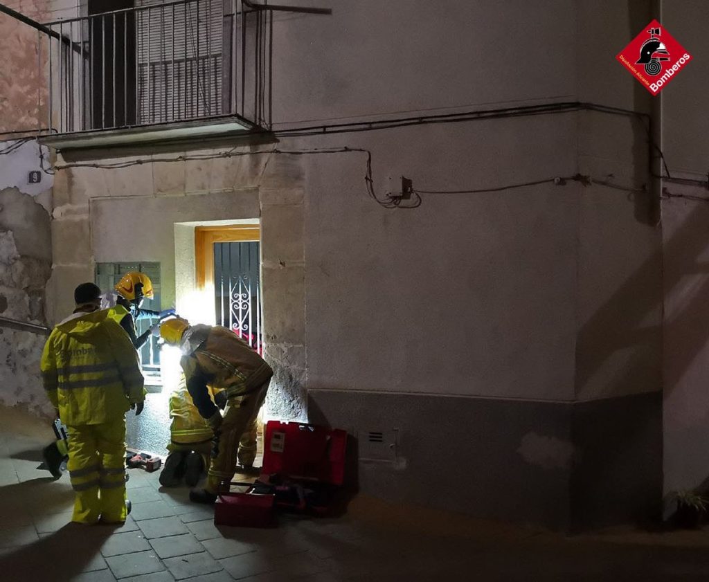 Els bombers intervenen en un accident de trànsit, en l'obertura d'un habitatge i en un incendi