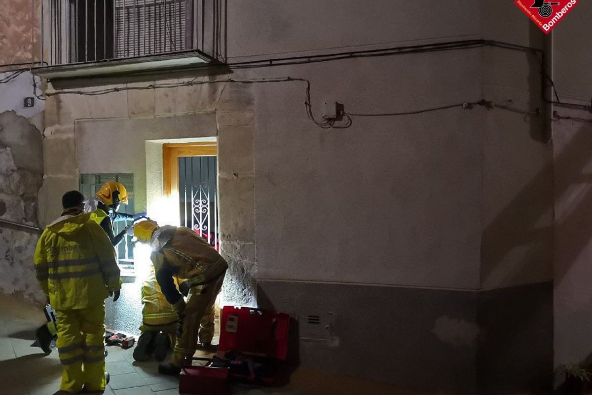 Els bombers intervenen en un accident de trànsit, en l'obertura d'un habitatge i en un incendi