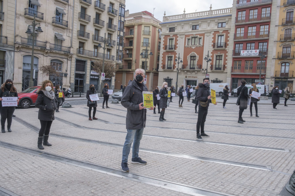 Los peluqueros insisten en pedir la rebaja del IVA