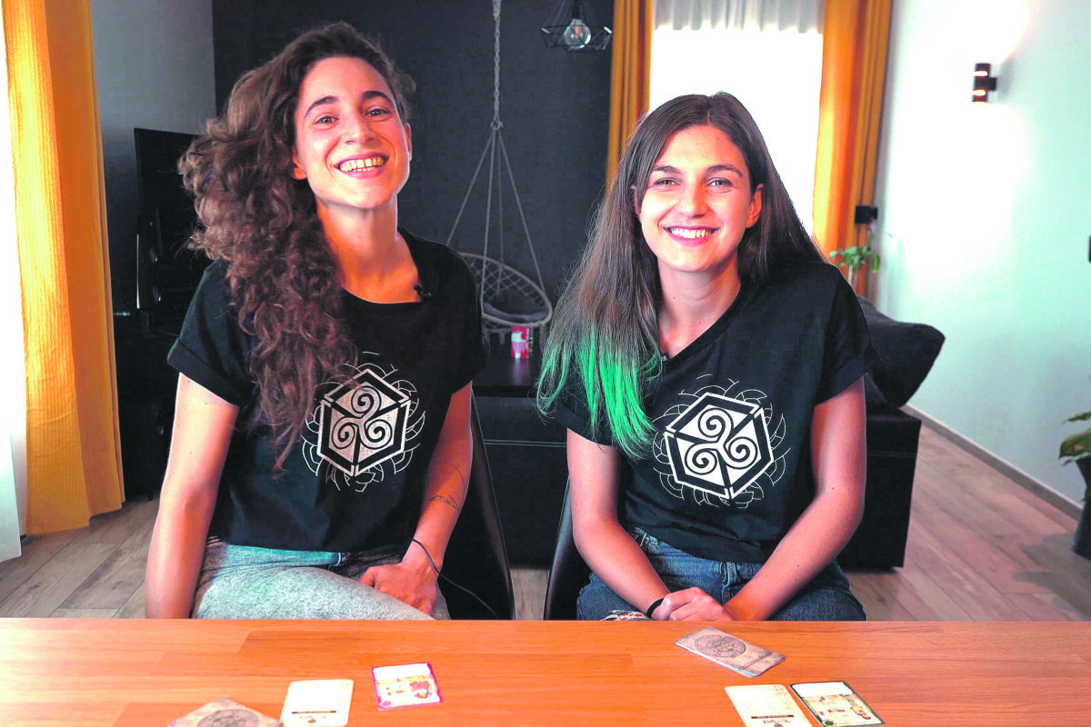 ‘Ultreia’, un joc de cartes ideat per una alcoiana i una gallega
