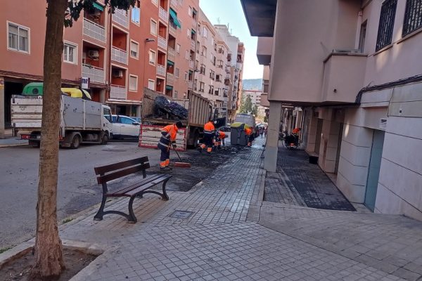 Arden varios contenedores en la calle Ibi