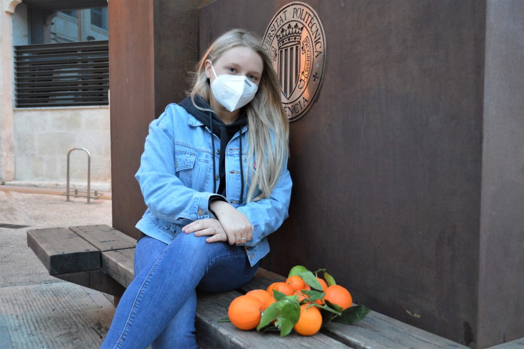 Una estudiante del Campus de la UPV transforma los residuos de las naranjas en productos de limpieza