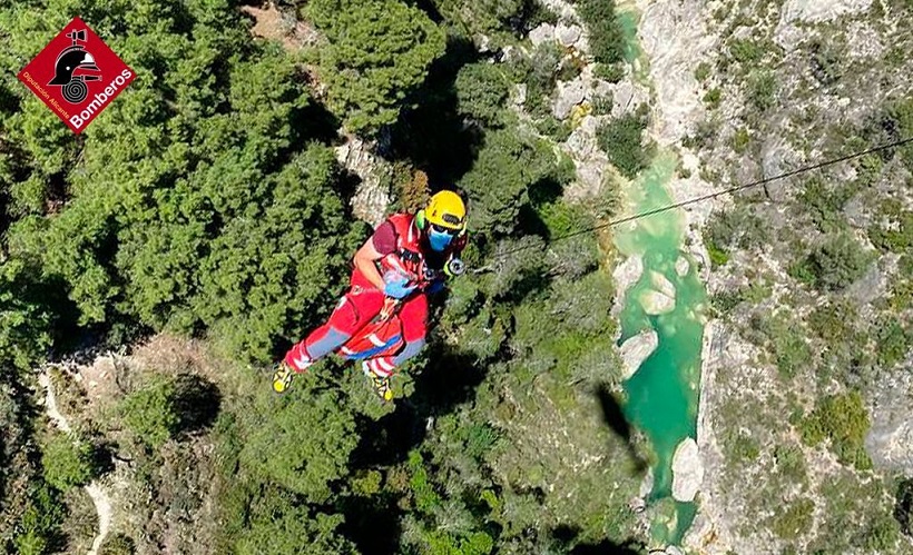 Rescatan a una mujer de 72 años tras resbalar en el Barranco de la Encantada