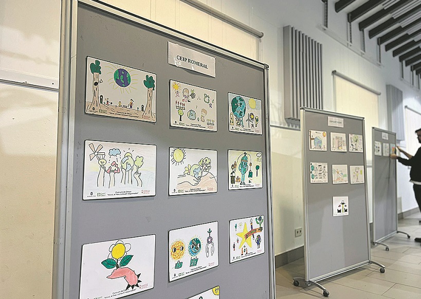 Exposició amb els dibuixos realitzats per a reivindicar els drets de les persones consumidores