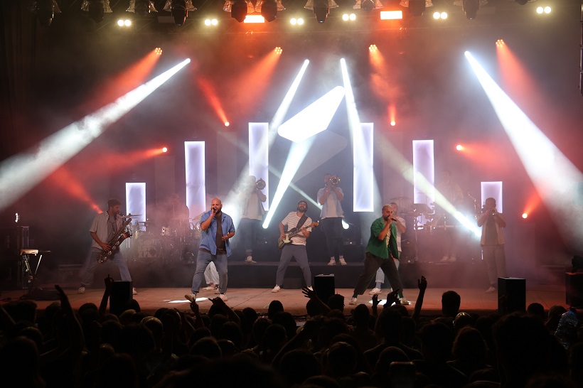 Xixona recibe la música en valenciano con los brazos abiertos en la Noche del Correfoc