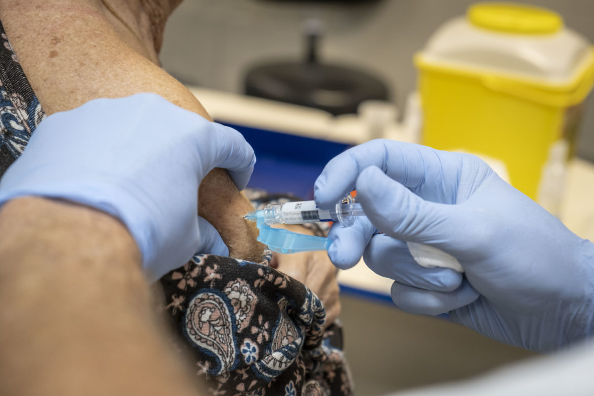 Casi 9.000 personas acuden a vacunarse en el primer día de inmunización sin cita previa