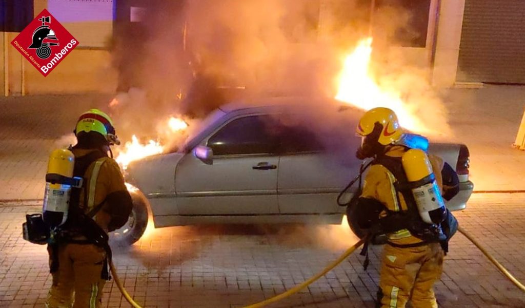 Los bomberos sofocan un coche en Cocentaina