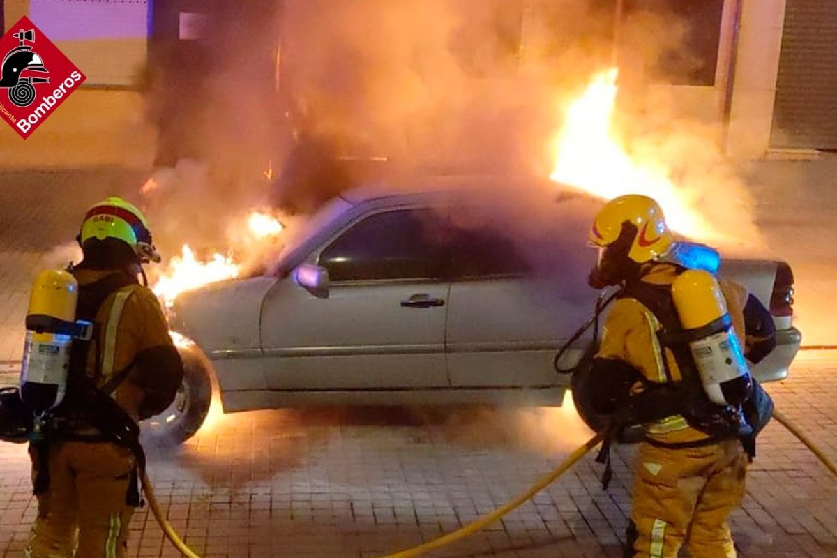 Los bomberos sofocan un coche en Cocentaina