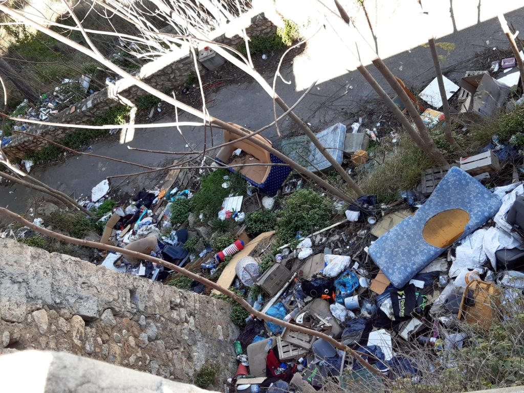 Abordan el problema de los vertederos incontrolados en el río