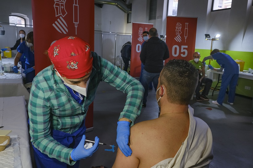 Els docents comencen a rebre les primeres dosis de la vacuna