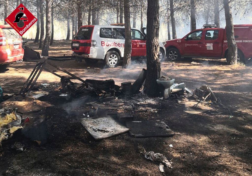 Els bombers sufoquen un incendi en l'Albufera de Gaianes