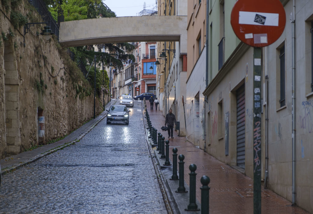 Obres a Sant Mateu de cara a la segona fase de la conversió en zona de vianants