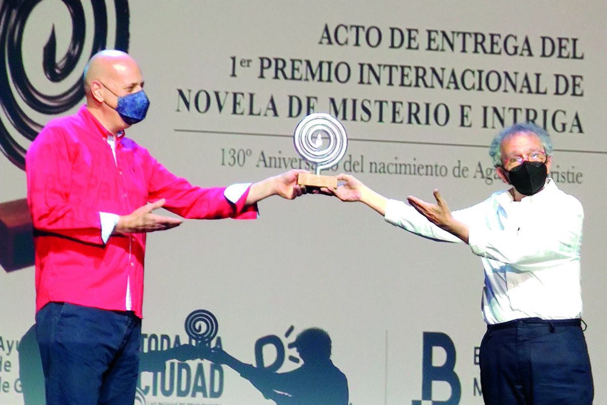 Llorens y Peidro reciben el premio de novela de intriga