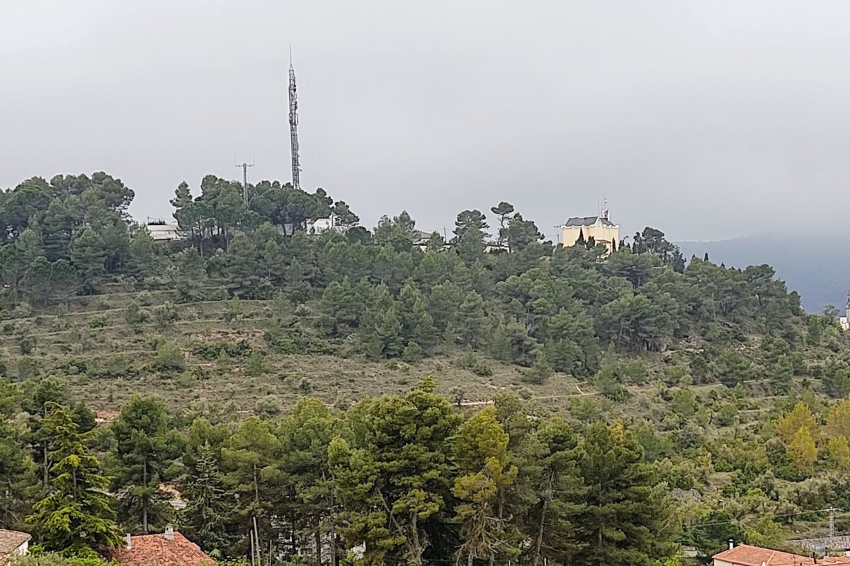 Quema controlada en una ladera de Banyeres