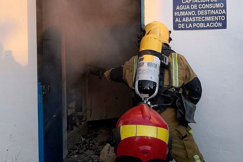 Sofocan las llamas de un transformador de luz en Muro