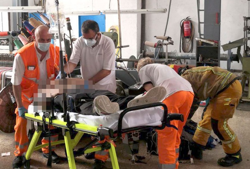 Un home es fractura la mà en un accident laboral