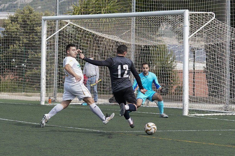 L'Español depén de si mateix per a ser campió en el futbol local