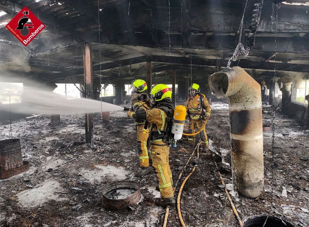 Los bomberos sofocan un incendio en una granja de Gorga