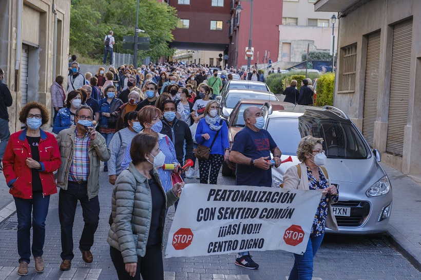 El col·lectiu contrari a la conversió en zona de vianants es manifesta per a exigir la seua final