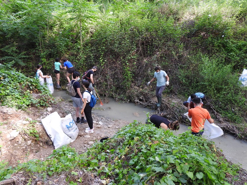 Recogen más de 530 kilos de residuos en el río Riquer