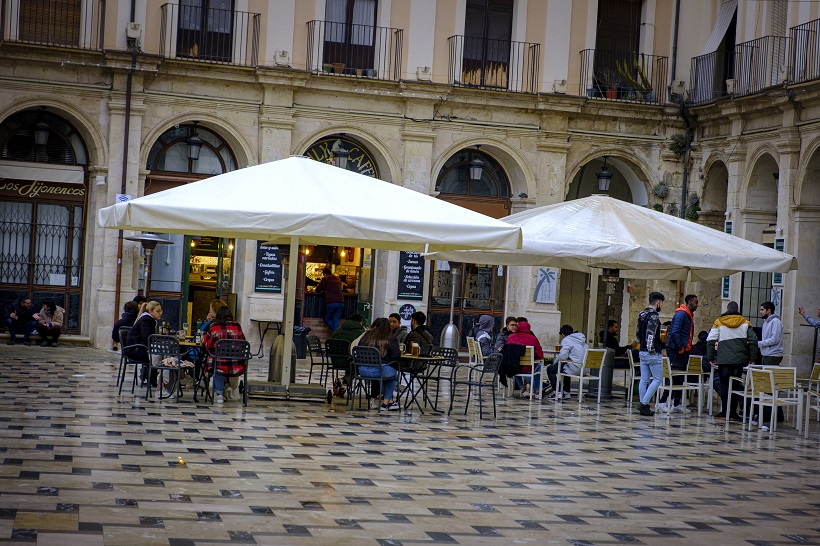 El ocio nocturno reabrirá y las reuniones no tendrán límites de personas desde el martes